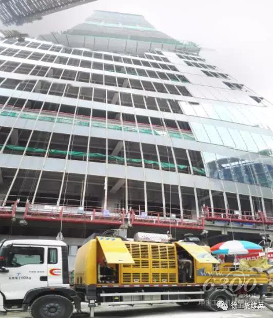 徐工超高壓車載泵在現(xiàn)場持續(xù)施工，對建筑體260米以上施工平臺進行混凝土澆筑