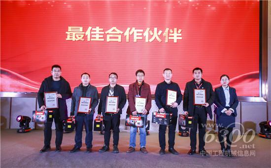 組委會針對達成戰(zhàn)略合作協(xié)議制造業(yè)企業(yè)頒發(fā)金牌合作伙伴獎