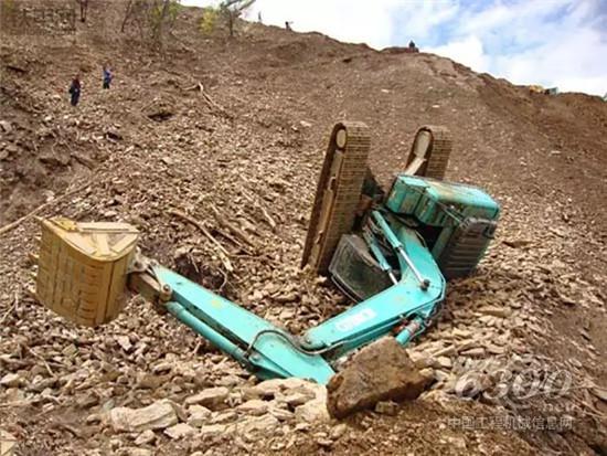 挖掘機(jī)行走的7個注意事項