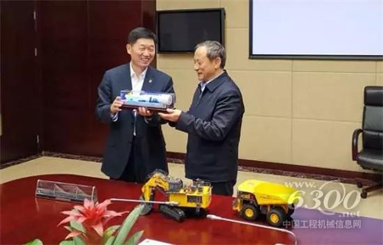 張宗言總裁向王民董事長(zhǎng)贈(zèng)送盾構(gòu)機(jī)車(chē)模