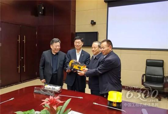 王民董事長(zhǎng)向張宗言總裁贈(zèng)送徐工成套礦用設(shè)備車(chē)模