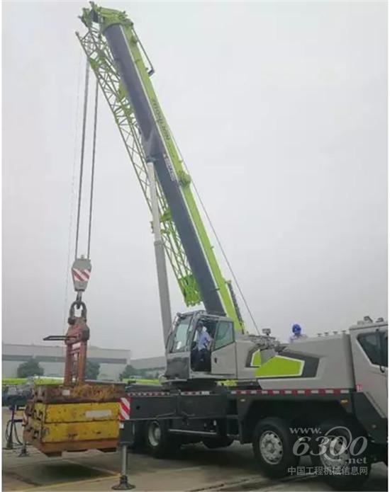 中聯(lián)重科ZTC350H552汽車起重機正在吊載試驗