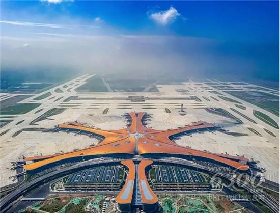 北京大興國際機場背后的高空作業(yè)設備