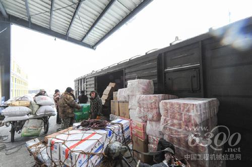 1月19日，濱江物流中心工人將貨品搬運至火車車廂內(nèi)。