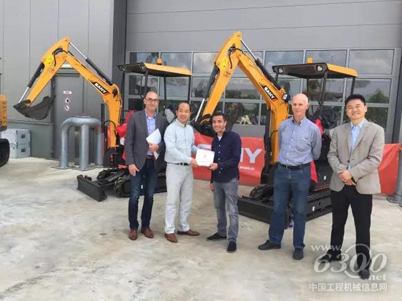 三一歐洲公司總經(jīng)理鄧海君向荷蘭客戶交付中獎挖機
