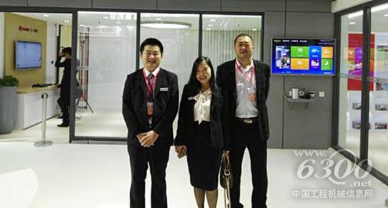 三一筑工市場總監(jiān)蔣冰(中間)和合作企業(yè)長沙通球、新和創(chuàng)(右)代表合影