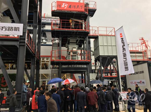 南方路機(jī)V7干式制砂演練現(xiàn)場(chǎng)，吸引大批客商