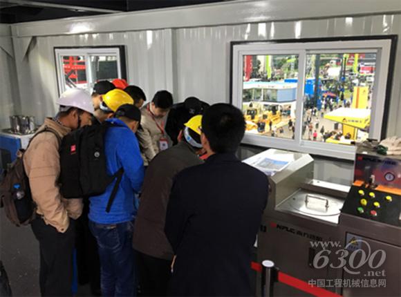 南方路機(jī)瀝青攪拌設(shè)備二樓舉行了泡沫瀝青試驗(yàn)機(jī)的現(xiàn)場(chǎng)發(fā)泡演示