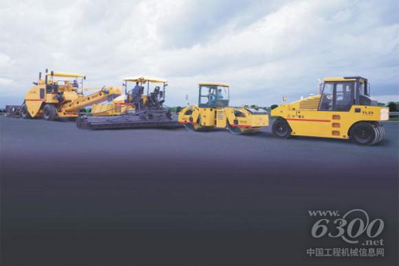 三一壓路機(jī)在北京六環(huán)線施工