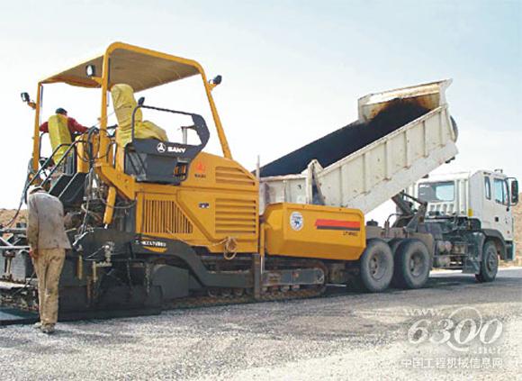 三一壓路機(jī)在阿爾及利亞最長(zhǎng)的高速公路施工