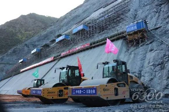 三一壓路機(jī)雅礱江兩河口水電站