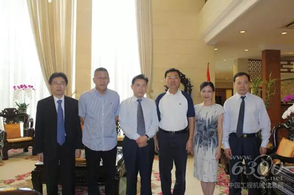 梁穩(wěn)根一行與中國(guó)駐印尼大使謝鋒、公參王立平合影