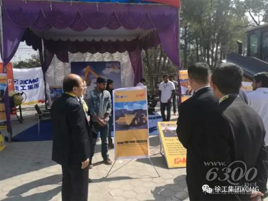 來徐工展區(qū)咨詢、洽談的客戶絡繹不絕