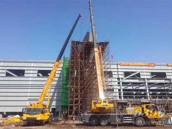 徐工G一代XCT25汽車(chē)起重機(jī)在遼陽(yáng)制鋁廠房施工