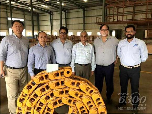 山推對印度代理公司進行走訪調(diào)研，圖為工作人員合影