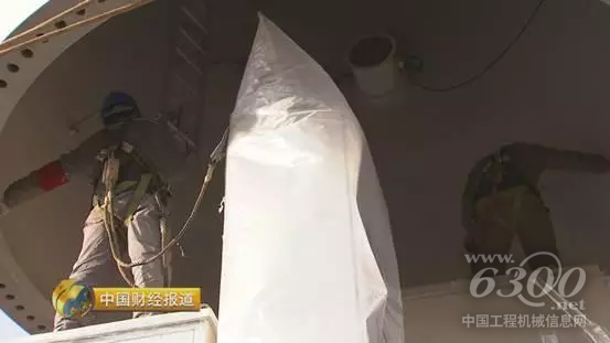 塔筒與底座的對(duì)接，最考驗(yàn)起重機(jī)的精度。