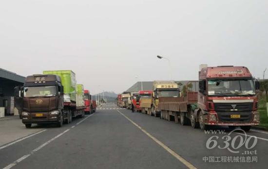 運(yùn)輸車輛排成長(zhǎng)龍，等待中聯(lián)重科烘干機(jī)裝車發(fā)往市場(chǎng)