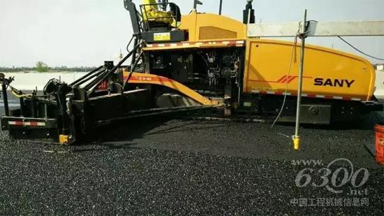 中國(guó)首條低碳高速公路上的三一“攤鋪明星”