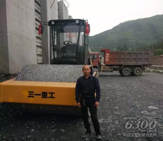 運籌帷幄身兼數(shù)職的壓路機老板梁強