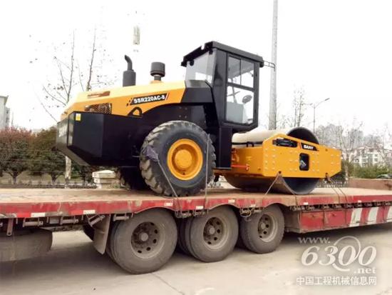 裝車等待發(fā)貨的22噸全液壓壓路機