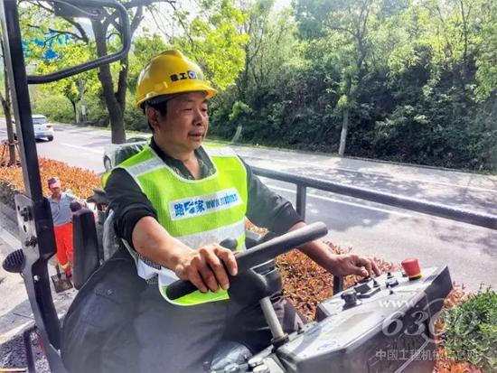 國省道養(yǎng)護利器——徐工RP453L攤鋪機