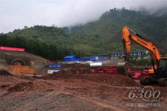 圖為老撾北部孟賽山區(qū)拍攝的中國(guó)中鐵國(guó)際集團(tuán)中老鐵路隧道施工現(xiàn)場(chǎng)，現(xiàn)代挖掘機(jī)正在施工作業(yè)