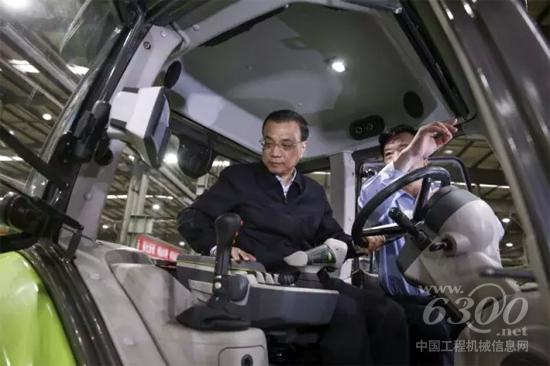 李克強(qiáng)總理饒有興趣地在大馬力拖拉機(jī)駕駛室內(nèi)參觀(guān)