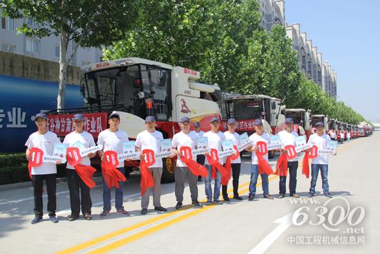 雷沃谷神甘肅用戶滿懷喜悅現(xiàn)場提機(jī)
