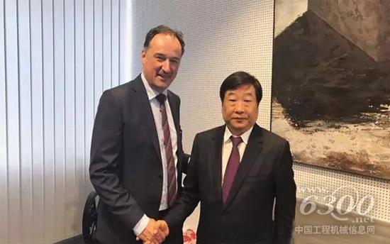 濰柴董事長(zhǎng)譚旭光率隊(duì)訪(fǎng)問(wèn)位于德國(guó)科隆市的道依茨公司總部