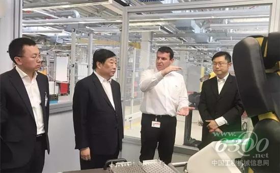 譚旭光董事長(zhǎng)一行參觀了博世集團(tuán)工業(yè)4.0工廠