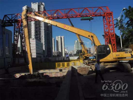 廈工加長(zhǎng)臂挖掘機(jī)在地鐵建設(shè)中游刃有余