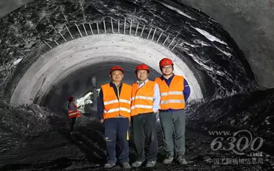 徐工基礎(chǔ)售后服務(wù)人員宋任忠(左)、孟游(右)在南北高速公路隧道建設(shè)工地
