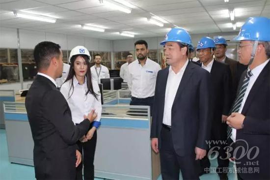 周鐵根市長(zhǎng)勉勵(lì)徐工巴西外籍員工：要努力工作，用實(shí)際行動(dòng)來(lái)回饋徐工，有機(jī)會(huì)歡迎大家去徐州學(xué)習(xí)交流！