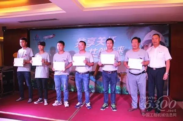 山東臨工營銷公司常務副總唐俊斌為學員頒發(fā)北京展邀請函