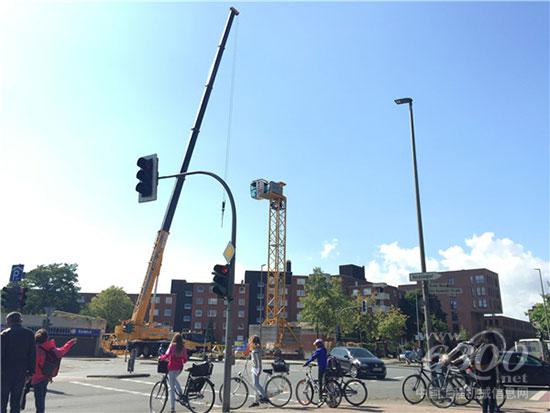 徐工XCA100_E進(jìn)行塔機司機室和平衡臂安裝—德國Münster Kinderhaus