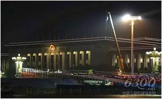 徐工XCA100_E引來德國吊車操機手和當(dāng)?shù)匕傩贞P(guān)注的目光