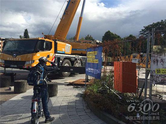 徐工XCA100_E引來德國吊車操機手和當(dāng)?shù)匕傩贞P(guān)注的目光