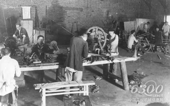 1943年，建廠初期，華興鐵工廠為地方部隊(duì)維修槍支
