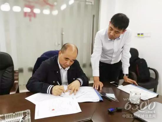 斯堪尼亞湖南銷售代理商湖南車商君達(dá)汽車銷售服務(wù)有限公司董事長李偉軍簽署代理協(xié)議