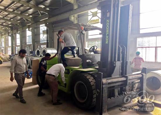 中聯(lián)重科叉車工程師為客戶提供實(shí)地服務(wù)