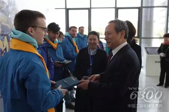 王民董事長為“實習(xí)生”們送上親筆題“徐工 讓世界更美好”的徐工筆記本以及“徐工大禮包”