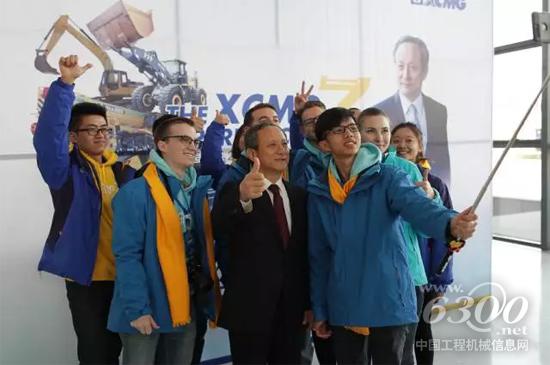 王民董事長“童心未泯”和“徐工實習(xí)生”們一起自拍