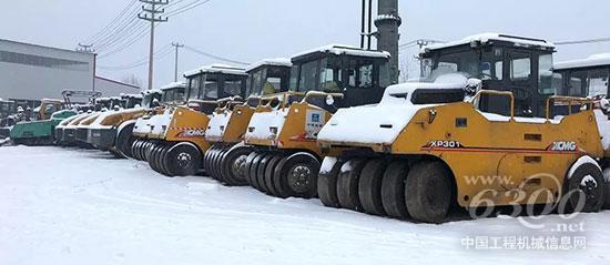 2017年底，張總停放在停車場(chǎng)里的徐工道路機(jī)械