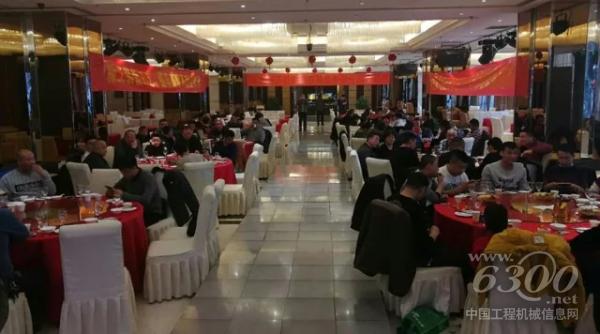 中集凌宇聯(lián)合當(dāng)?shù)卮砩淘诒６ㄅe辦了交車儀式及客戶答謝會