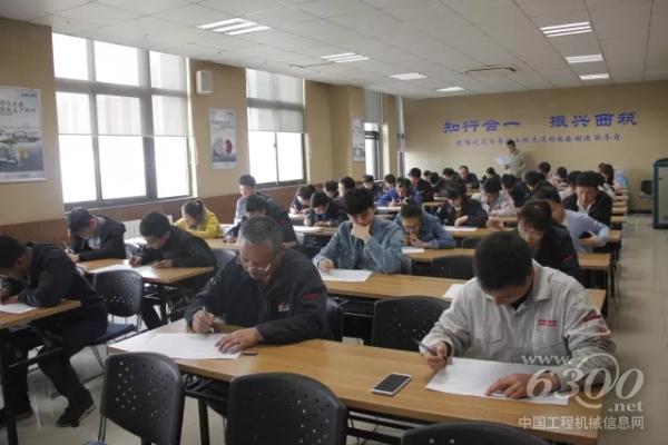 各部門參賽人員認(rèn)真答題