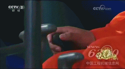 這撥操作666！力大無窮的挖掘機在他手中靈活無比！可將螺母當(dāng)積木！