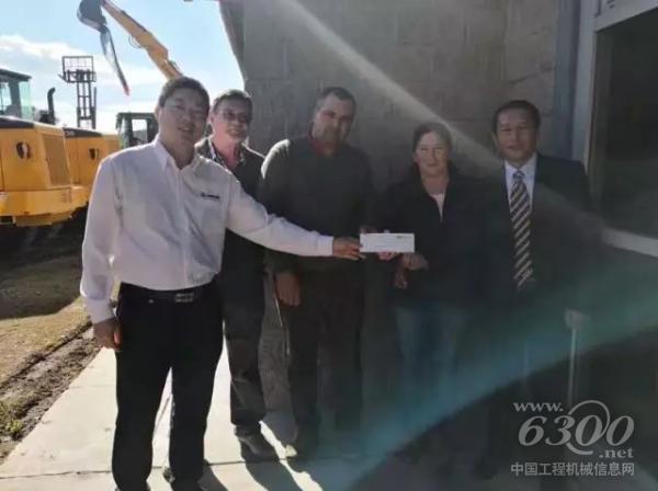 拉美公司副總張瑞濤及拉美區(qū)域高級配件經(jīng)理楊峰為設備采購用戶授予服務贈券