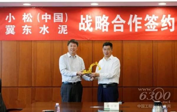 張全旺總經(jīng)理代表小松(中國)向 金隅冀東水泥贈(zèng)送小松模型
