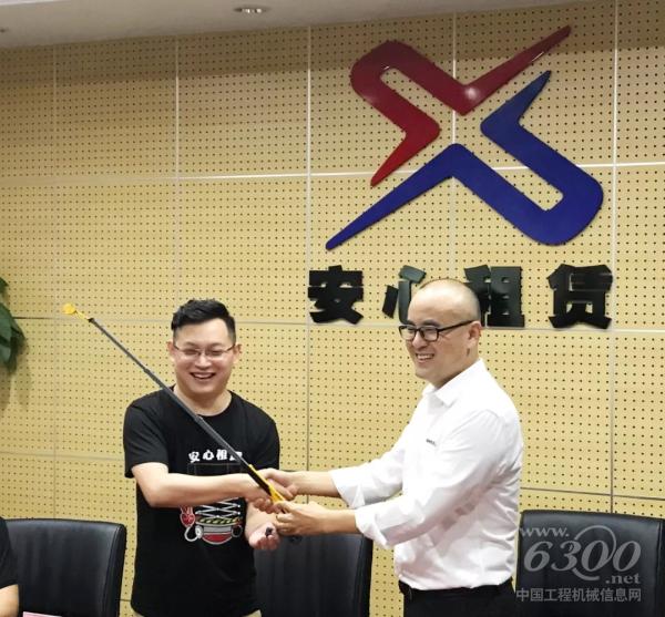 王志軍 向 侯超 贈(zèng)送設(shè)備模型 湖北華中安心租賃有限公司總經(jīng)理侯超先生（左）Haulotte中國(guó)總經(jīng)理王志軍先生（右）