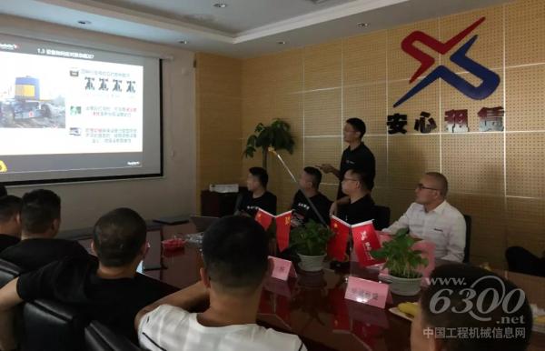 Haulotte工程師與到場(chǎng)的行業(yè)同仁分享設(shè)備使用性能